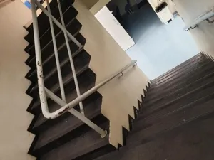 Piso emborrachado antiderrapante para escada