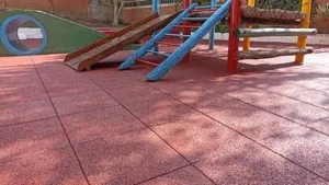 Piso emborrachado drenante para playground