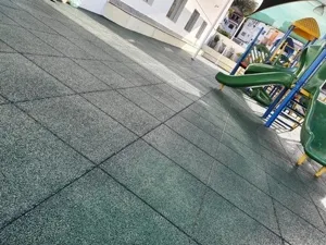 Piso emborrachado drenante para playground
