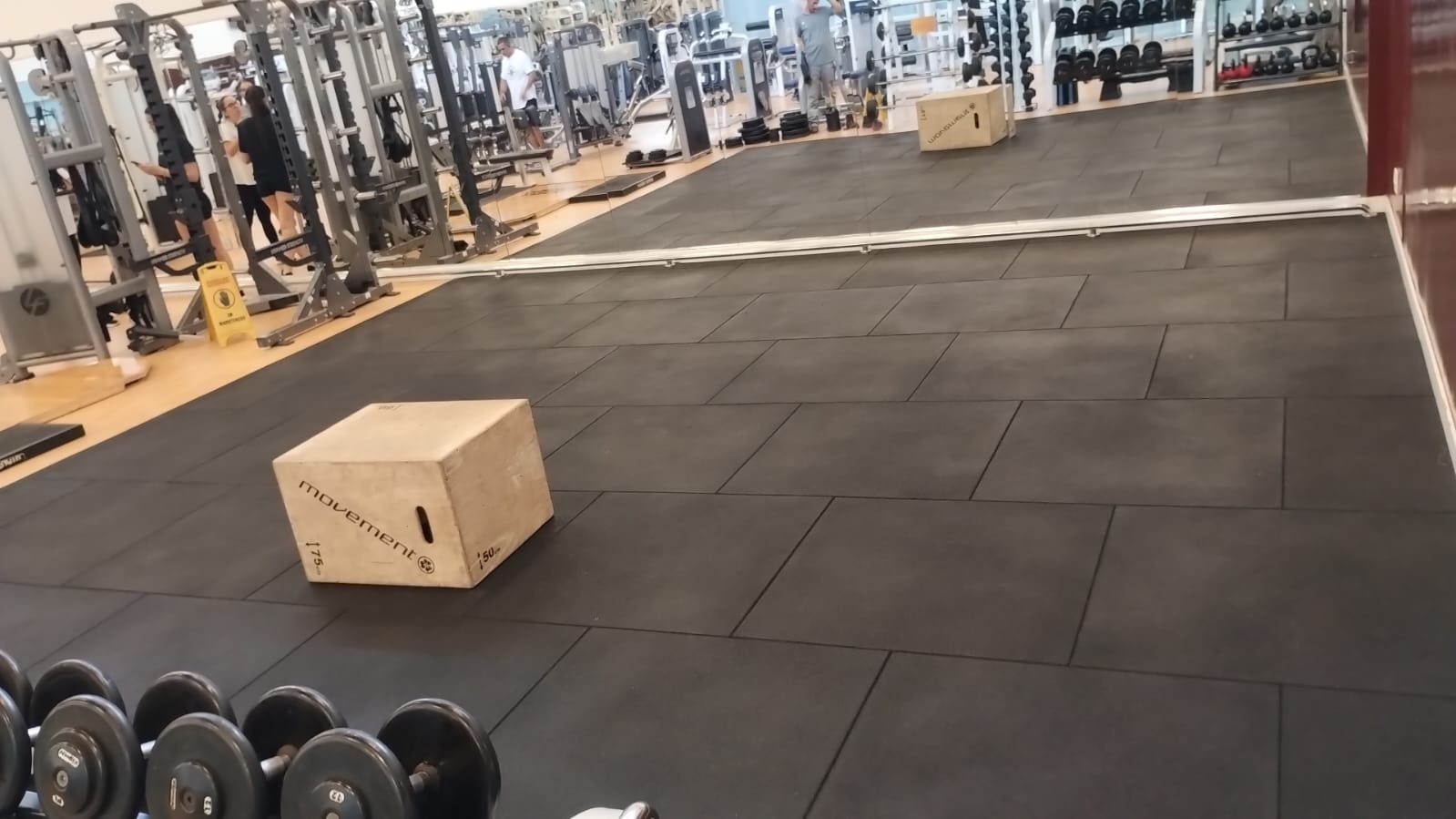 Academia com piso emborrachado