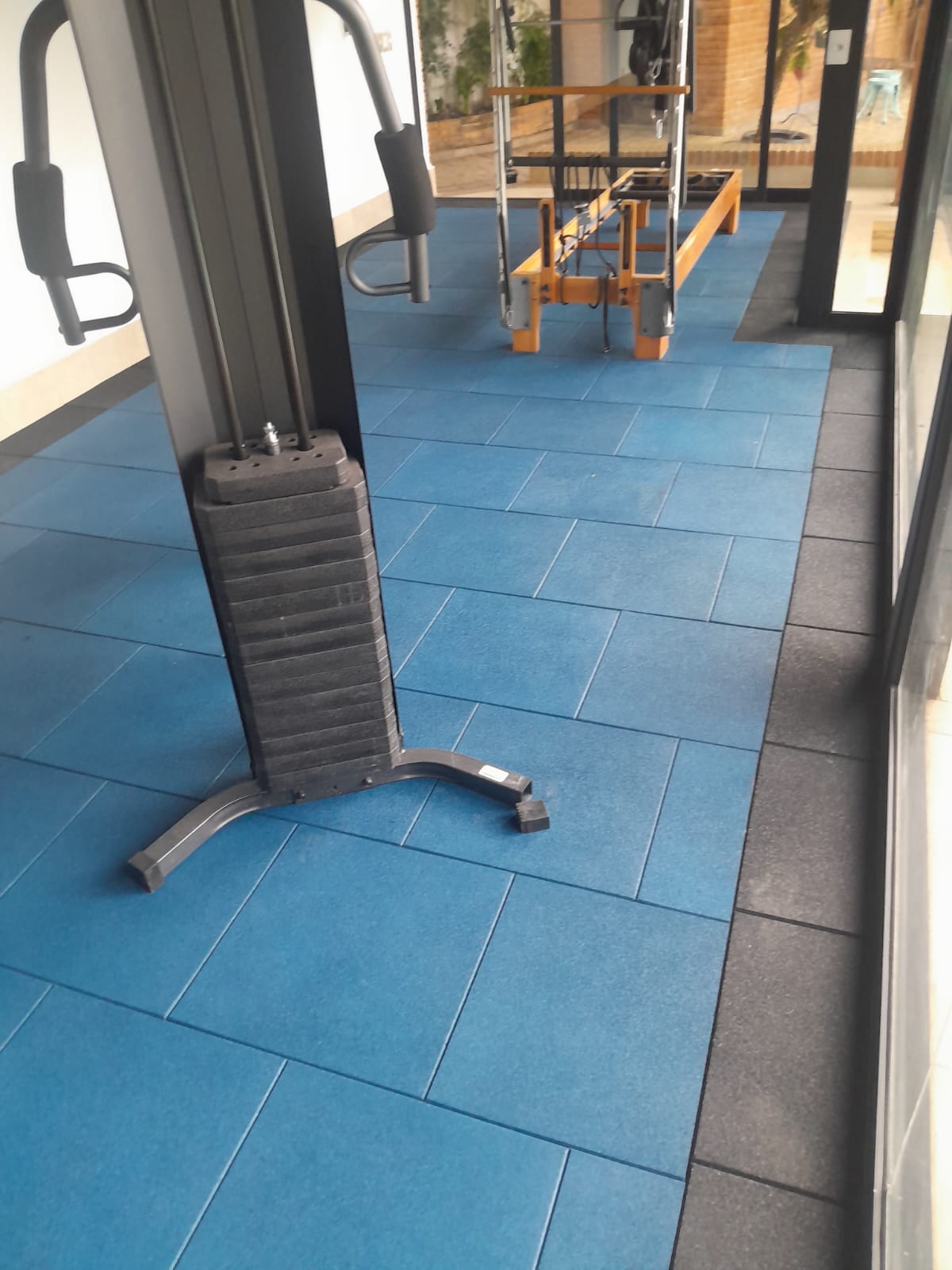 Academia musculação com piso emborrachado