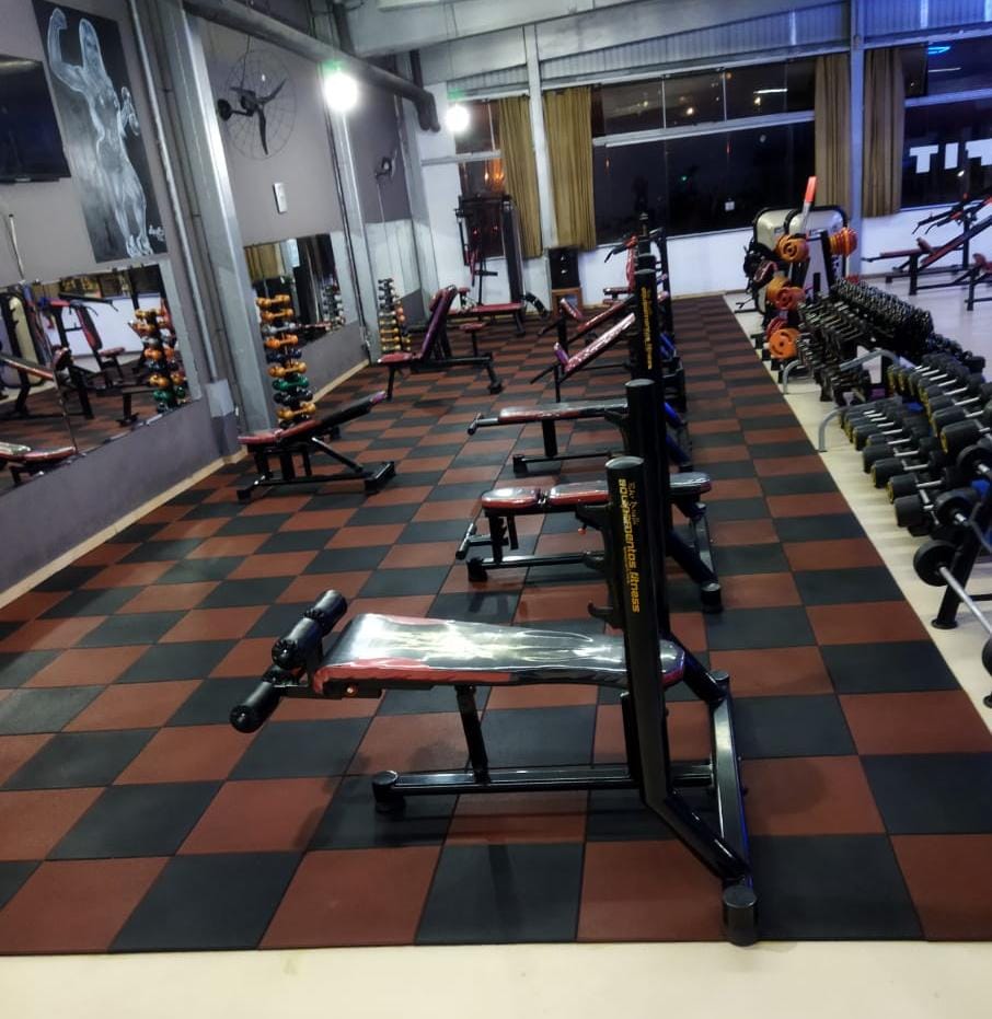 Academia esteira com piso emborrachado