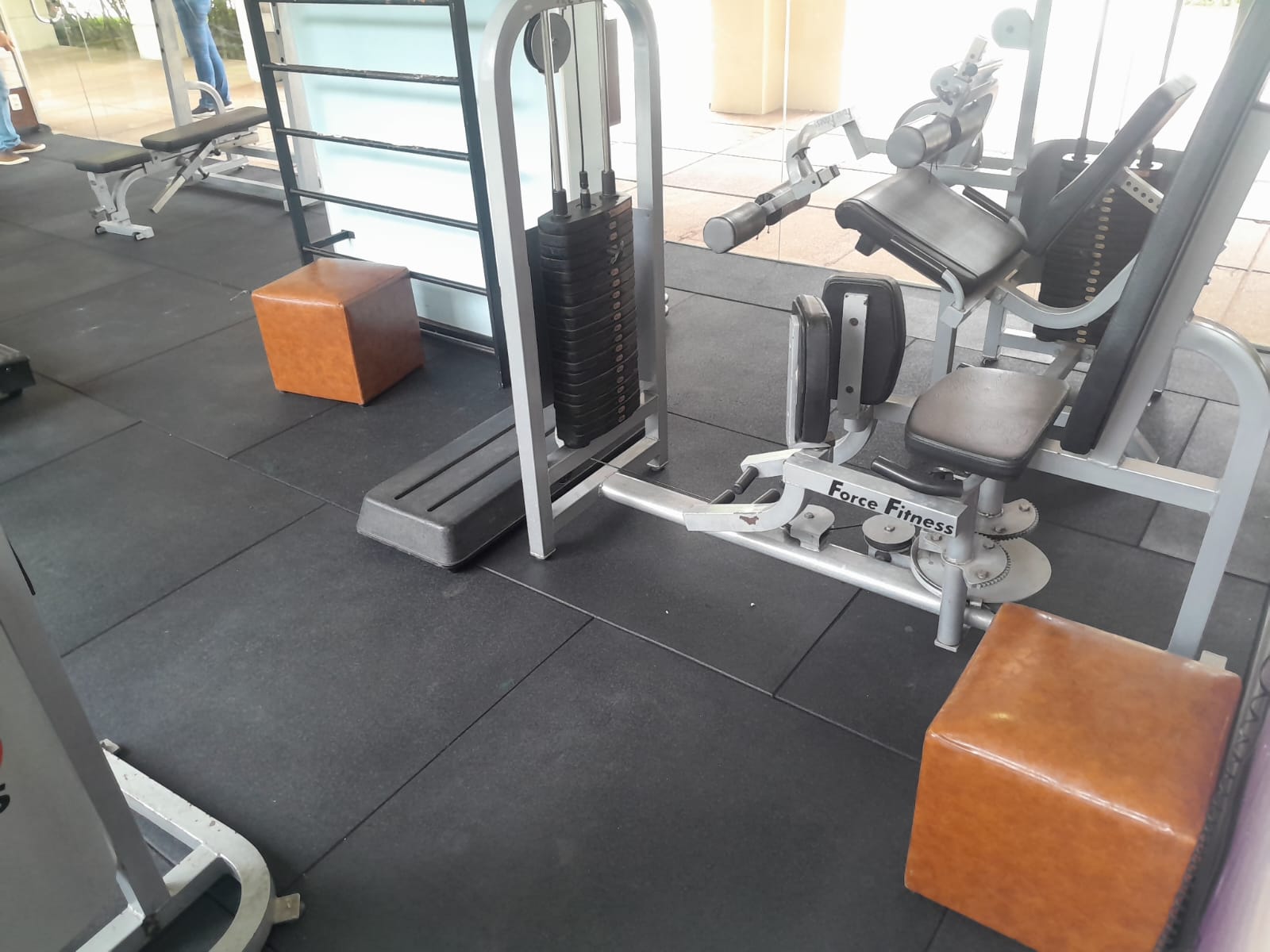 Academia esteira com piso emborrachado