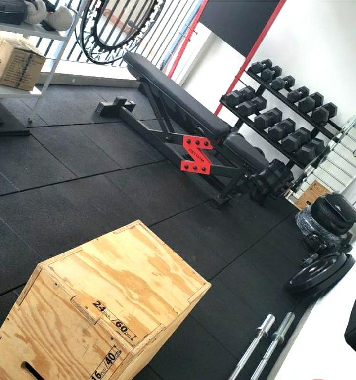 Academia esteira com piso emborrachado