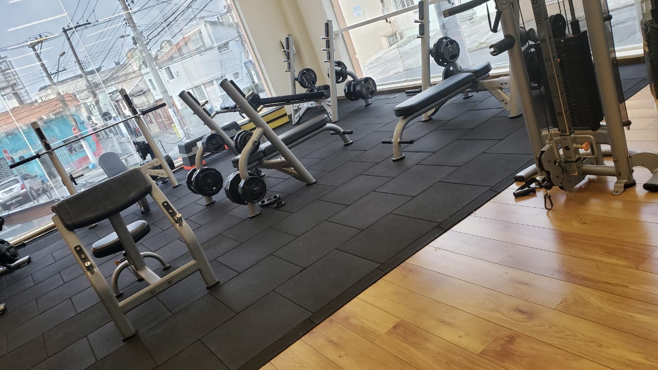 Academia esteira com piso emborrachado