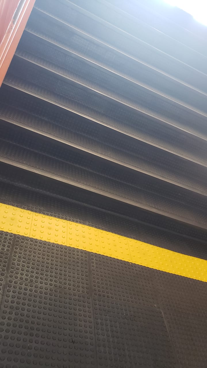 Área externa com piso emborrachado