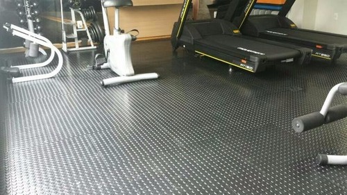 Área externa com piso emborrachado