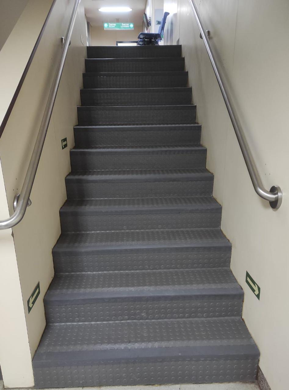 Área externa com piso emborrachado