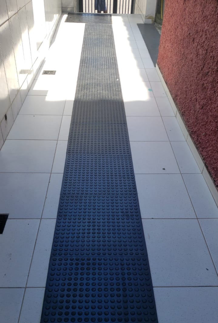 Área externa com piso emborrachado