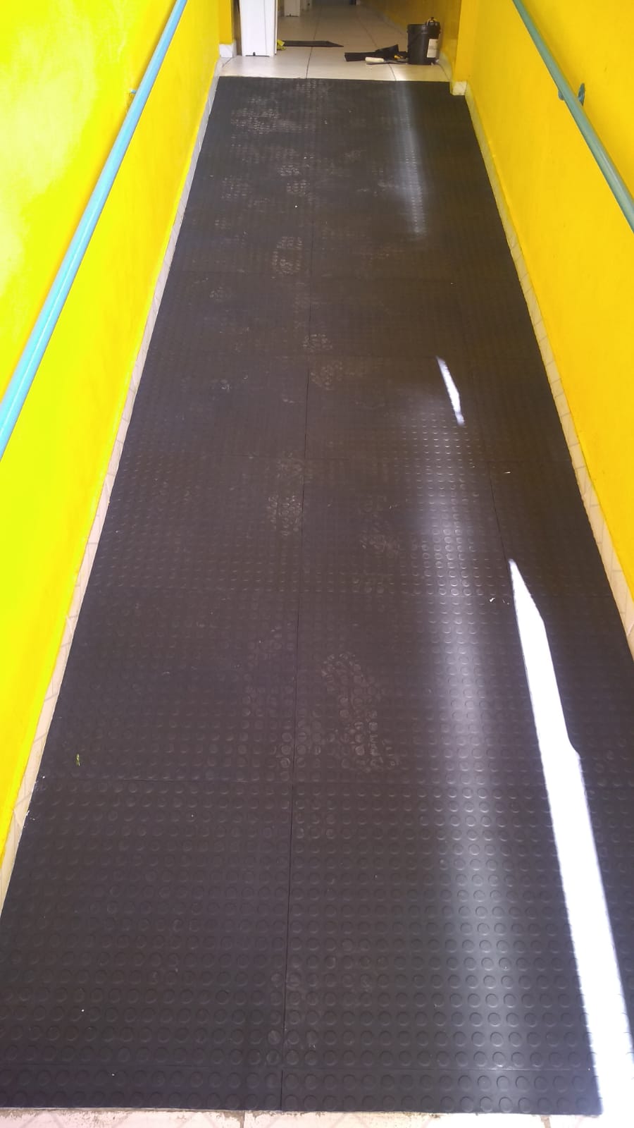 Área externa com piso emborrachado