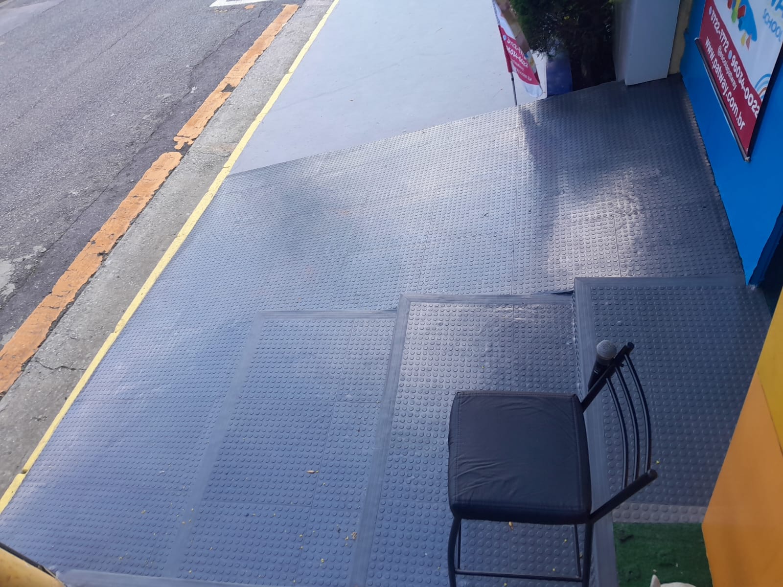 Área externa com piso emborrachado