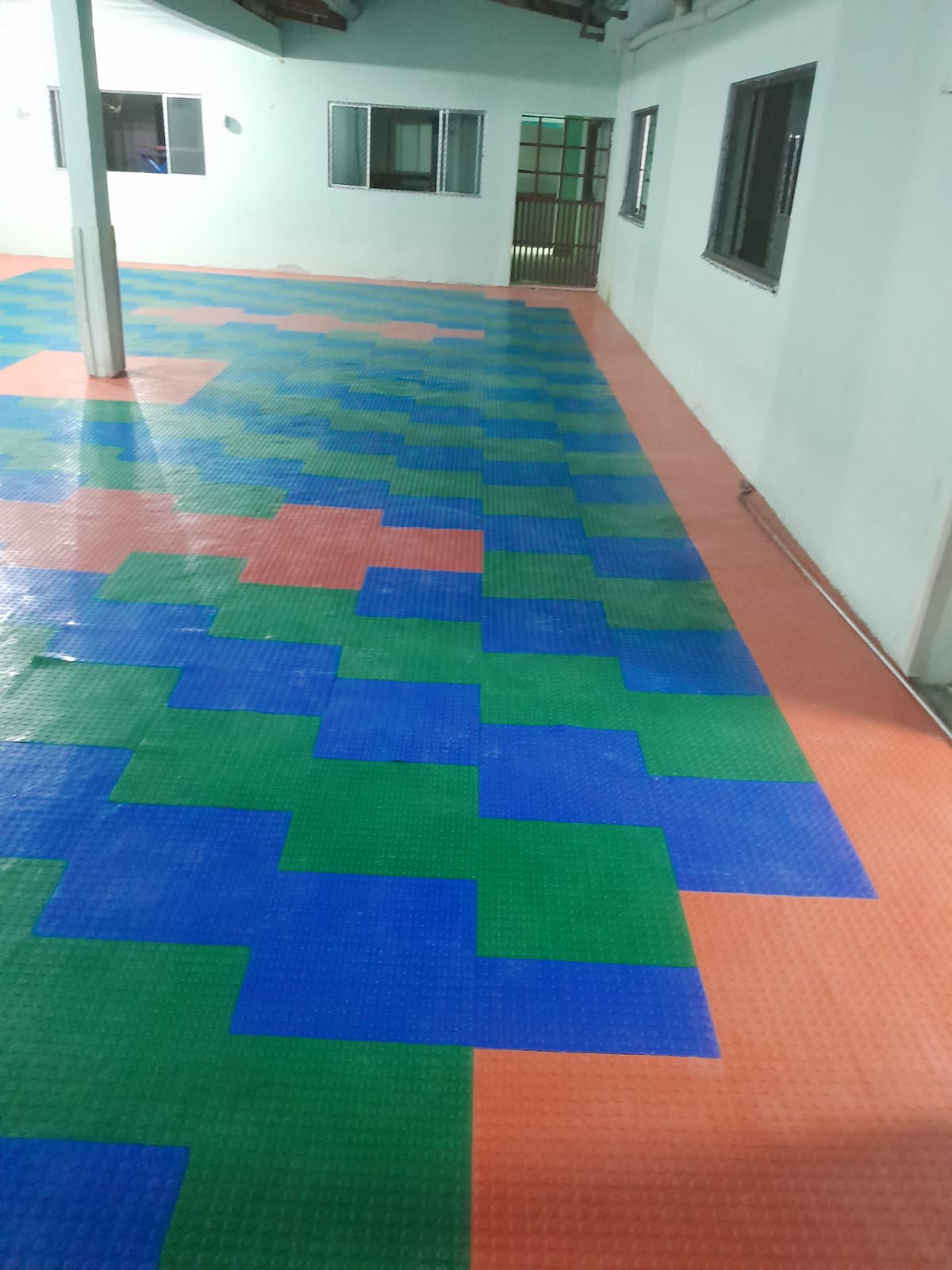 Área externa com piso emborrachado