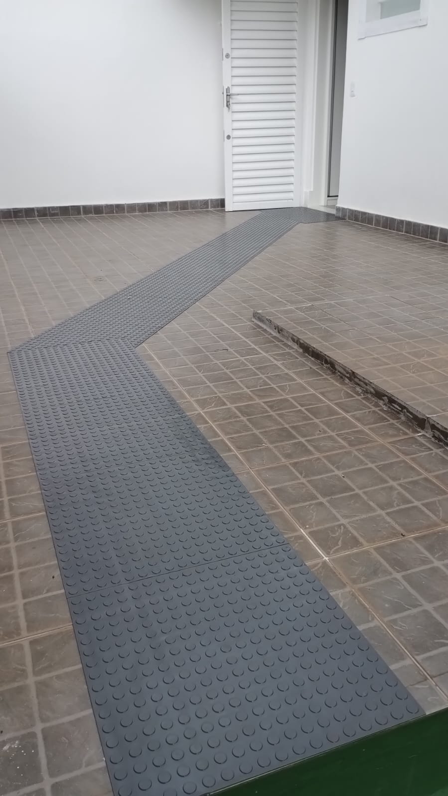 Área externa com piso emborrachado