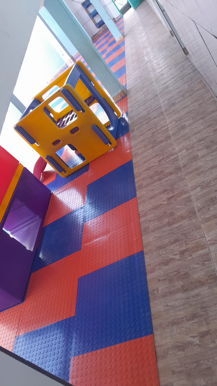 Área externa com piso emborrachado