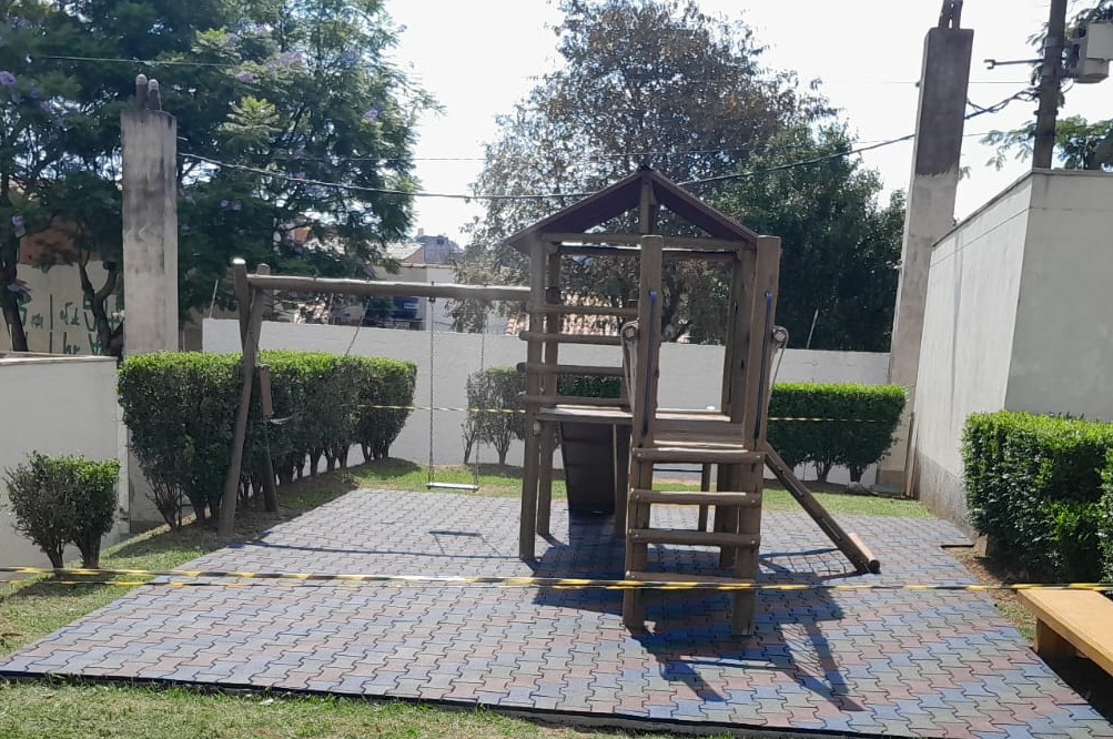 Playground com piso emborrachado