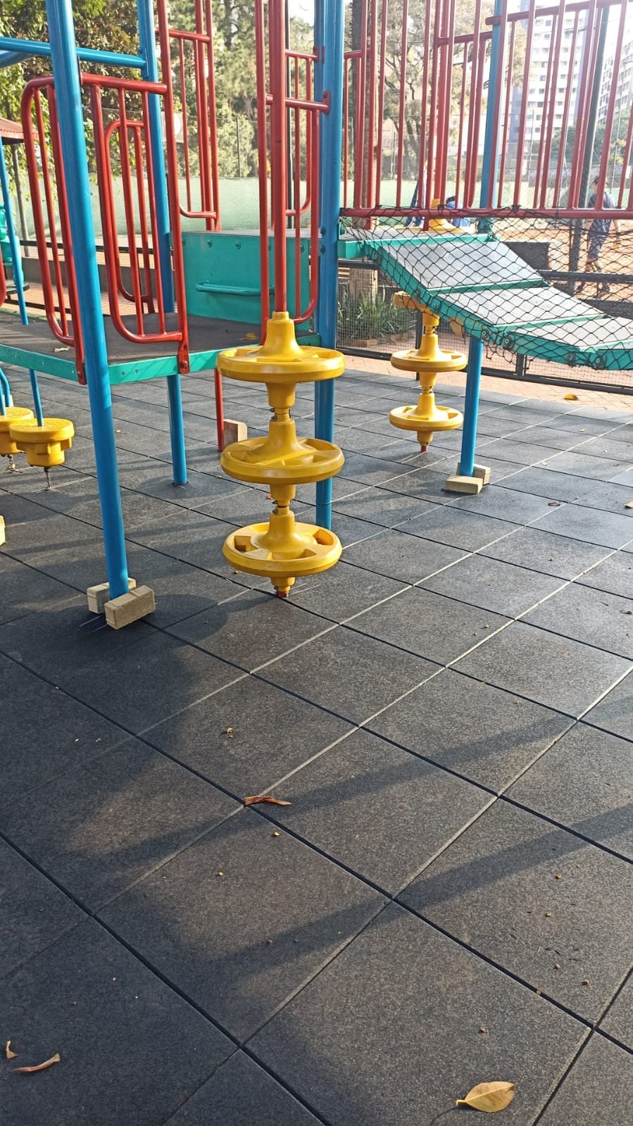 Playground com piso emborrachado