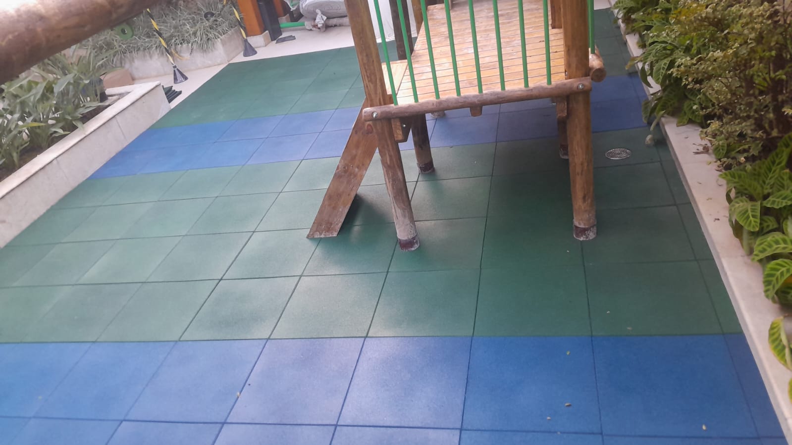 Playground com piso emborrachado