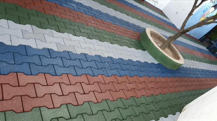 Playground com piso emborrachado