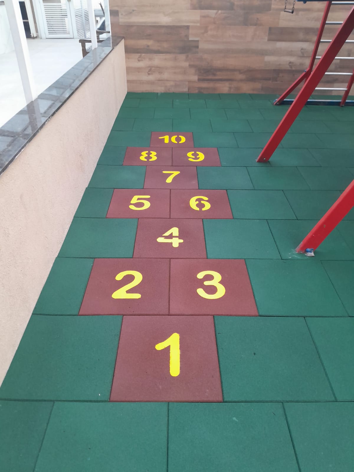 Playground com piso emborrachado