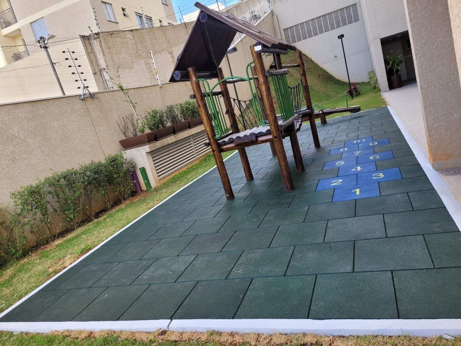 Playground com piso emborrachado