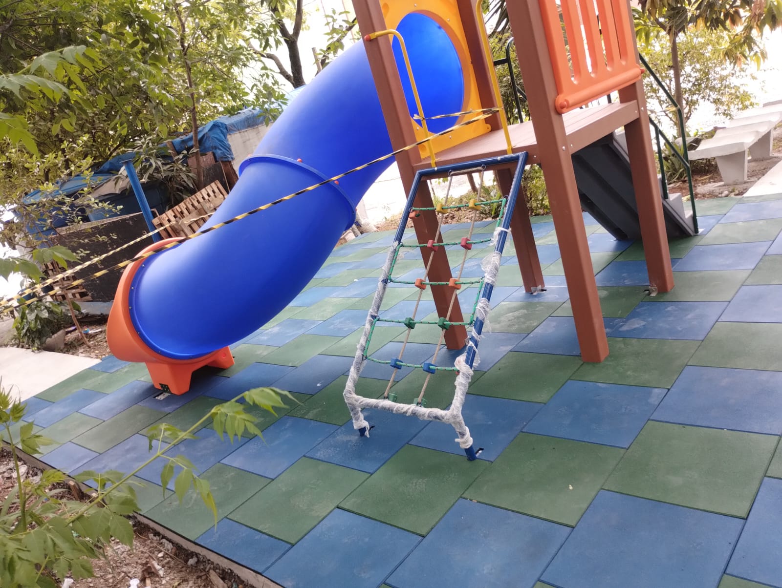 Playground com piso emborrachado